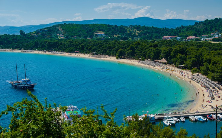 Οι καταπράσινες παραλίες της Σκιάθου