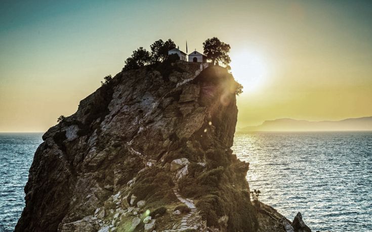 Η στριφτή τυρόπιτα, τα έθιμα και τα γατάκια της Σκοπέλου