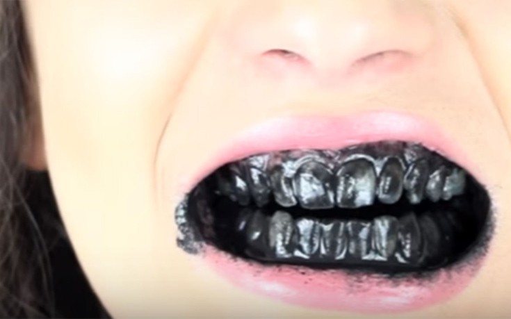 Γιατί κάποιοι βουρτσίζουν τα δόντια τους βάφοντάς τα μαύρα