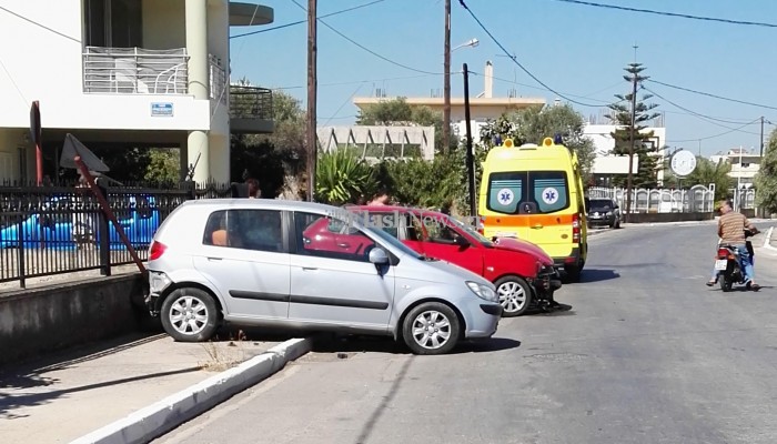 Αυτοκίνητα συγκρούσθηκαν και κατέληξαν πάνω στο πεζοδρόμιο το ένα δίπλα στο άλλο