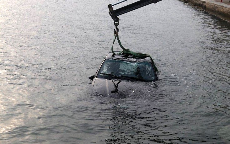 Αυτοκίνητο με πέντε επιβάτες έκανε βουτιά στη θάλασσα