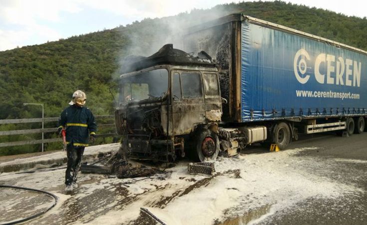 Στις φλόγες τυλίχτηκε νταλίκα στην Εγνατία Οδό