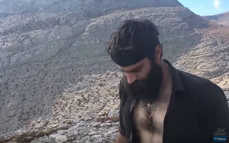 Ο Στάθης Στιβακτάκης σε ρόλο μοντέλου σε βίντεο κλιπ