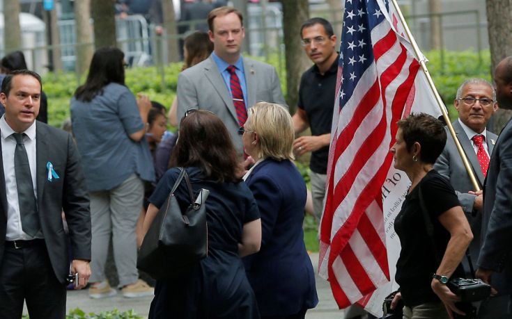 Αποχώρησε από την τελετή για τα θύματα της 11/9 η Χίλαρι Κλίντον
