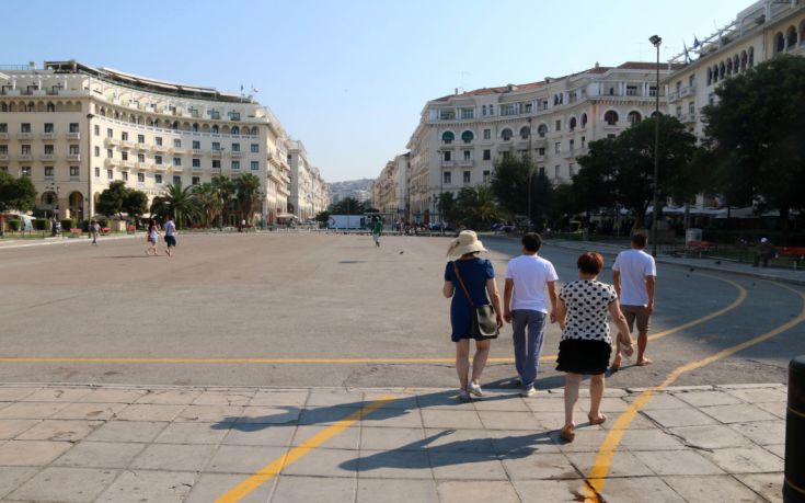 Σε τεράστιο γήπεδο τένις μετατρέπεται η πλατεία Αριστοτέλους