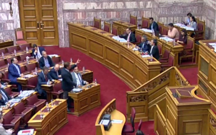 Καβγάς Τσακαλώτου-Βαρβιτσιώτη στη Βουλή για τις γυναίκες και τη χυδαιότητα