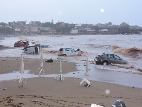 Στη θάλασσα σταμάτησαν δεκάδες αυτοκίνητα στη Στούπα