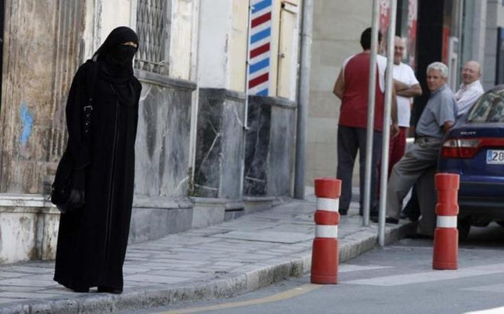 Ισπανοί χούλιγκαν κλώτσησαν στην κοιλιά έγκυο επειδή φορούσε μαντήλα