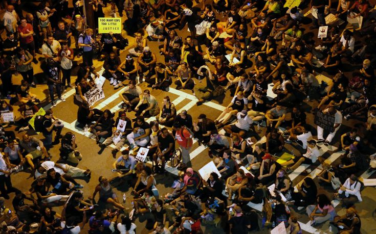 Η αστυνομία δίνει στη δημοσιότητα το βίντεο της δολοφονίας του αφροαμερικανού