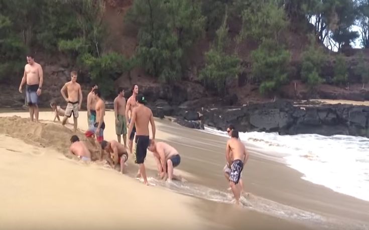 Έσκαψαν την άμμο για να ενώσουν μια λίμνη με τη θάλασσα