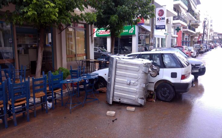 Λεωφορείο εγκλωβίστηκε σε χείμαρρο στη Θεσσαλονίκη