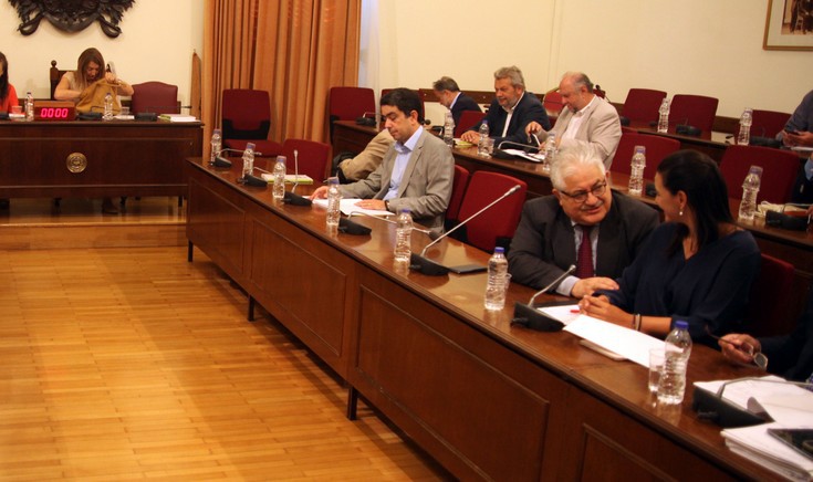 Χαμός για τα «πρωϊνάδικα» και το πόθεν έσχες των καναλαρχών στη Βουλή