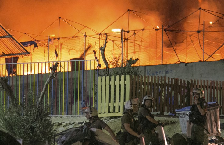 Φωτιά σε μεγάλη σκηνή ξέσπασε στη Μόρια