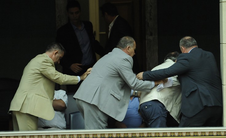 Με 152 ψήφους, φέιγ βολάν και βρισιές στο καφενείο πέρασε το πολυνομοσχέδιο με τα προαπαιτούμενα