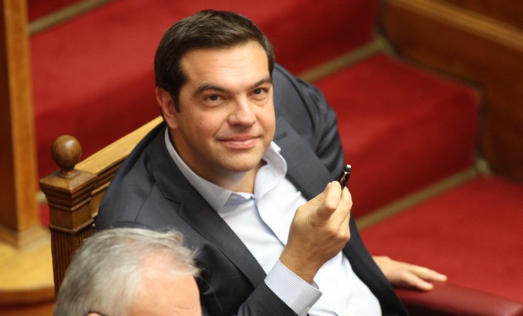 Επίθεση Τσίπρα από τη Βουλή: «Δεν θα επιτρέψουμε κάποιοι να καλύψουν τη χώρα στο σκοτάδι»