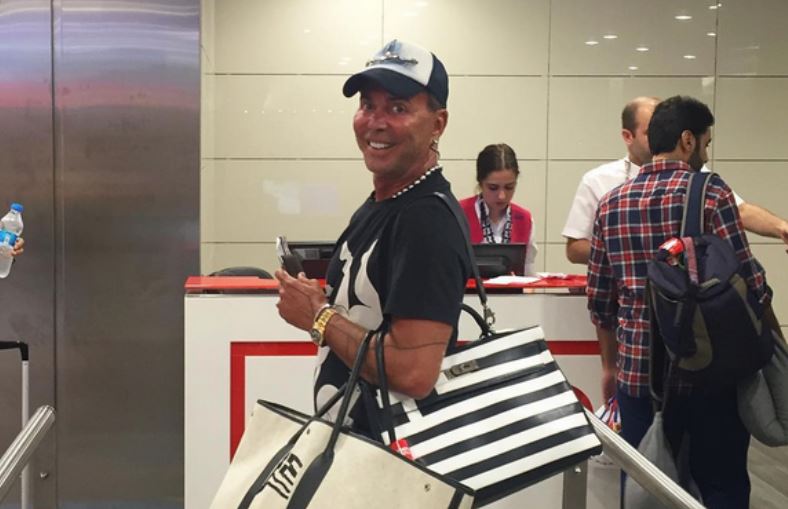 Ο Λάκης Γαβαλάς ποζάρει με πανάκριβη τσάντα Hermes με τη γαλανόλευκη