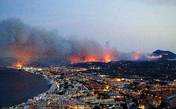 Πανικός σε κατοίκους και τουρίστες στη φλεγόμενη Κόστα Μπλάνκα