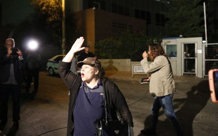 Παρουσία – έκπληξη της Λουκά έξω από τη Γενική Γραμματεία Ενημέρωσης