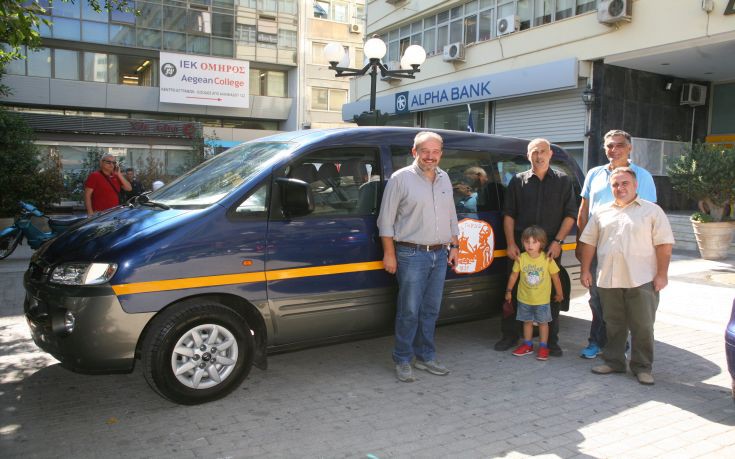 Σύγχρονο αυτοκίνητο μεταφοράς παιδιών με αναπηρία από το δήμο Πειραιά