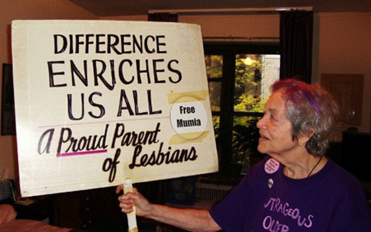 Η 92χρονη που πηγαίνει εδώ και 30 χρόνια σε Pride Parade για να στηρίξει τα παιδιά της