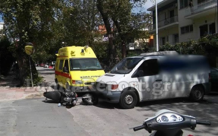 Το κράνος έσωσε οδηγό μηχανής στη Λαμία