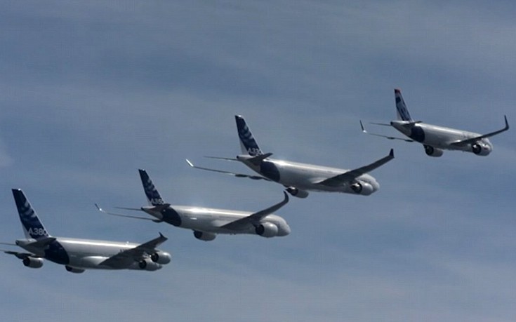 Τα μεγαλύτερα επιβατικά αεροπλάνα του κόσμου πετούν σε σχηματισμό