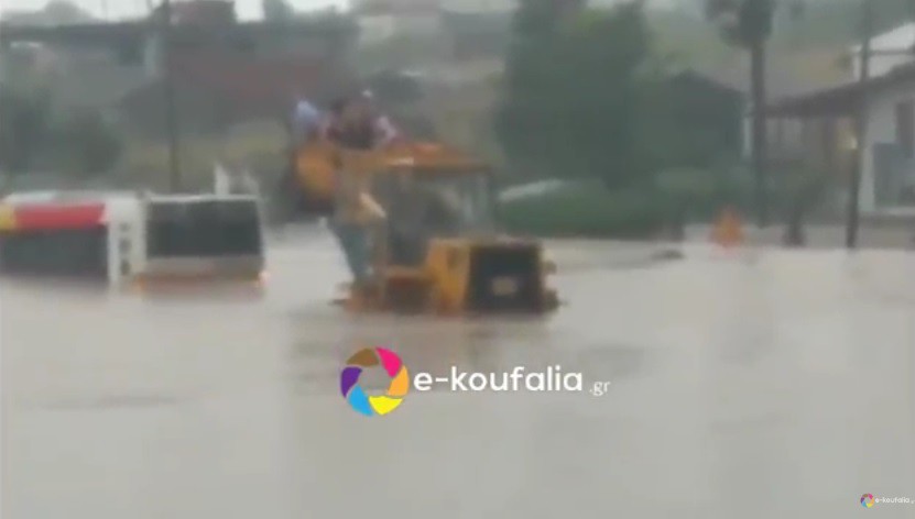 Με μπουλντόζα απεγκλωβίστηκαν οι επιβάτες του λεωφορείου που βυθίστηκε στα λασπόνερα