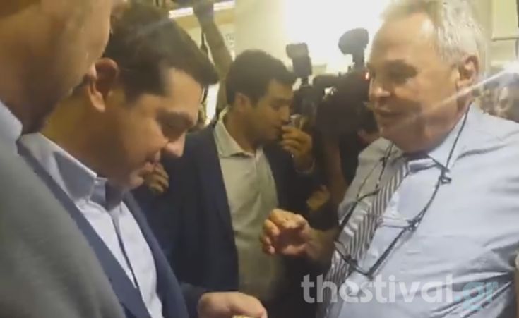 Κέρασαν καριόκα τον Τσίπρα για τον… γλυκάνουν