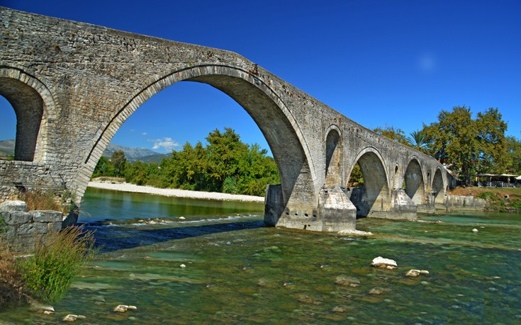 Το πολυτραγουδισμένο γεφύρι της Άρτας