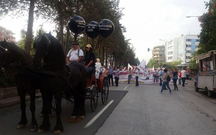 Με… κάρα και άλογα η πορεία της ΠΟΕΔΗΝ στη Θεσσαλονίκη