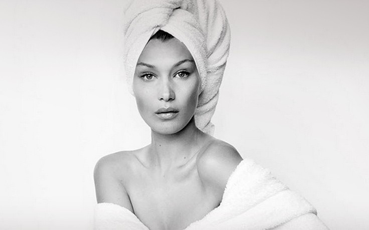 Η Bella Hadid μόνο με μία λευκή πετσέτα