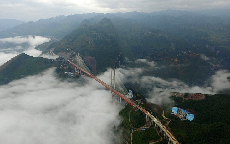 Ολοκληρώθηκε στην Κίνα η «ψηλότερη γέφυρα στον κόσμο»