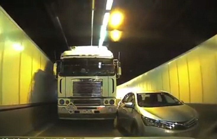 «Τζαρτζάρισμα» φορτηγού σε αυτοκίνητο μέσα σε τούνελ
