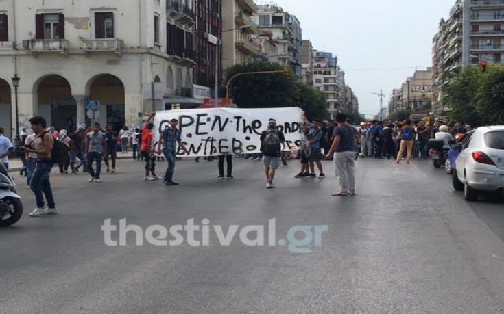 Ολονύκτια διαμαρτυρία προσφύγων έξω από το Γερμανικό Προξενείο