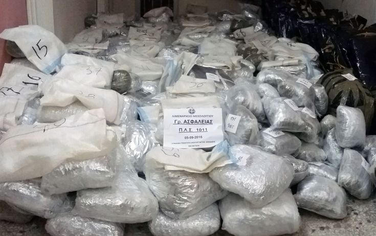 Σκάφος στις εκβολές του Ευήνου ήταν γεμάτο με 920 κιλά χασίς