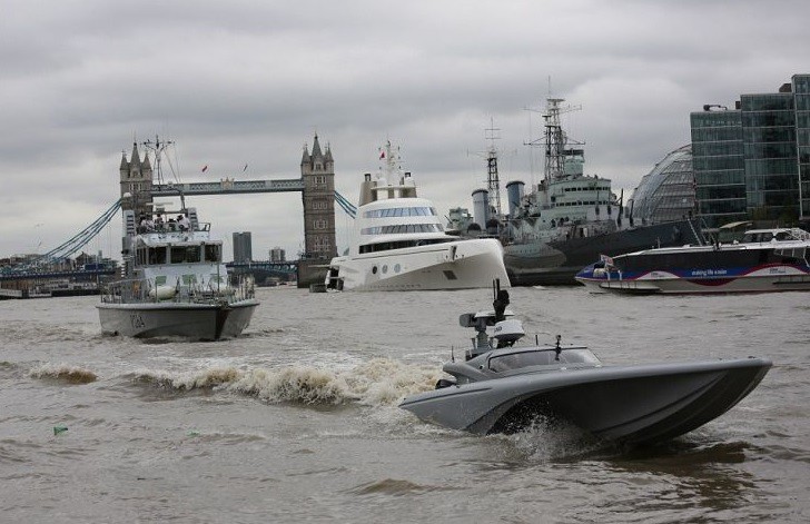 Το πλωτό drone του Βασιλικού Ναυτικού που σκίζει τα νερά του Τάμεση
