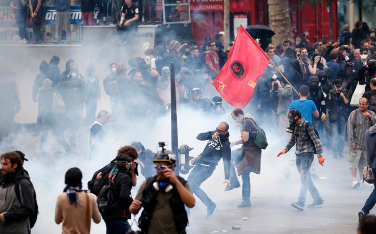 Σπασμένες βιτρίνες, μολότοφ και συγκρούσεις στην καρδιά του Παρισιού