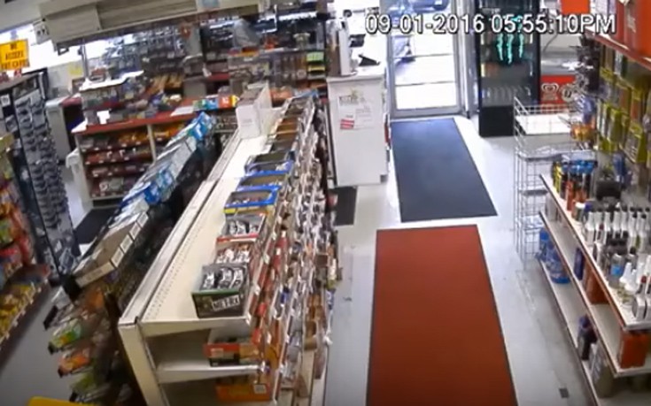 Πάρκαρε μέσα στο βενζινάδικο… κυριολεκτικά