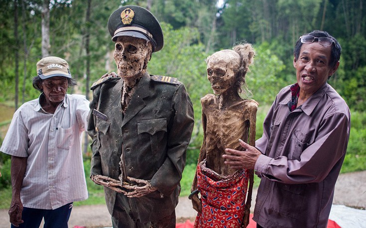 Χωρικοί της Ινδονησίας ξεθάβουν τους προγόνους τους και τους ντύνουν με νέα ρούχα