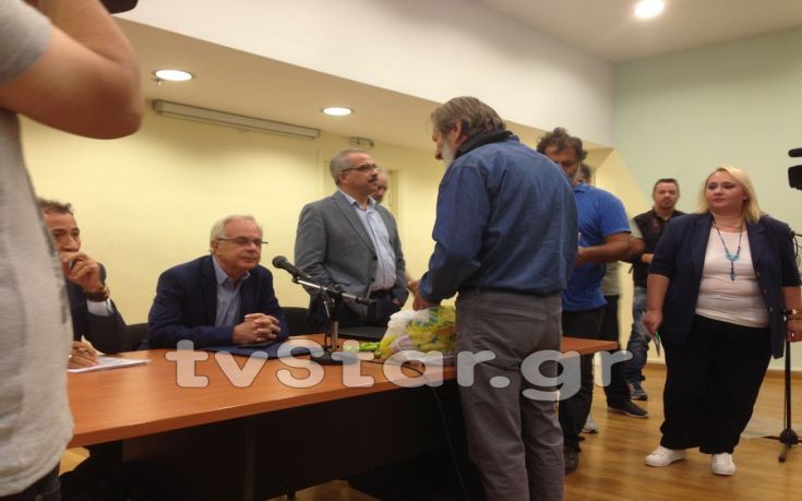Συνθήματα και πανό κατά του Αποστόλου από αγρότες στη Λαμία