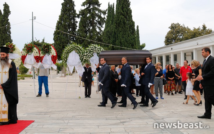 Συντετριμμένη η σύζυγος του Αλέξανδρου Βέλιου στην κηδεία