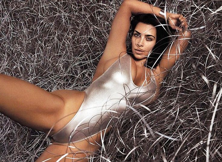 Η Kim Kardashian ποζάρει με σέξι ύφος