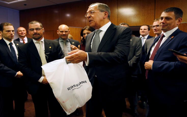 Πίτσες και βότκα στους δημοσιογράφους δια χειρός… Λαβρόφ