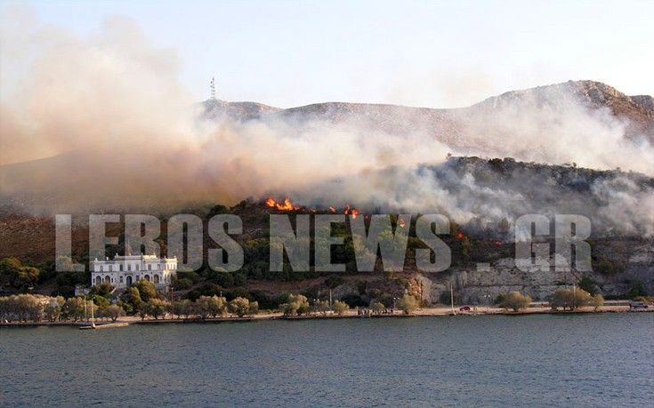 Υπό έλεγχο η πυρκαγιά στη Λέρο, αναταραχή στο hotspot