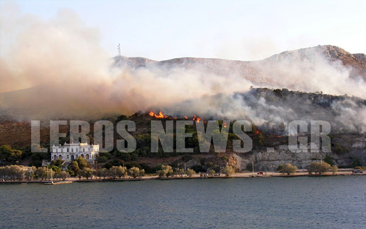 Σε εξέλιξη μεγάλη πυρκαγιά στη Λέρο, απειλείται και το hotspot