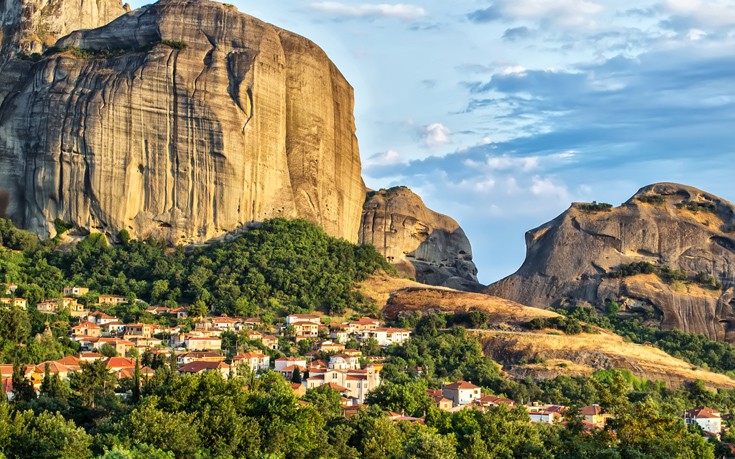 Το χωριό κάτω από τη σκιά των Μετεώρων