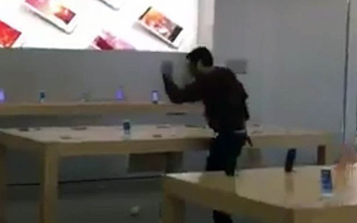 Μπήκε σε κατάστημα της Apple και άρχισε να σπάει όλες τις συσκευές
