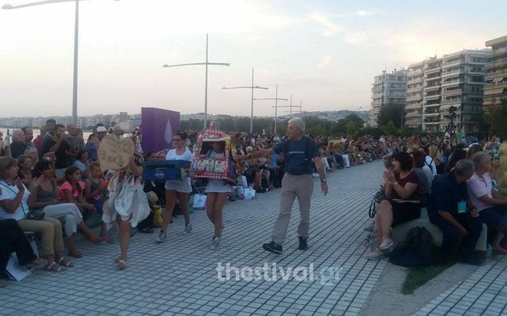 Ο Μπουτάρης σε ρόλο μοντέλου σε πασαρέλα στη Θεσσαλονίκη