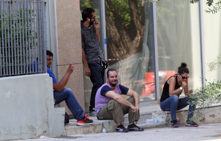 Αναμένοντας για τρίτη μέρα το αποτέλεσμα για τις τηλεοπτικές άδειες