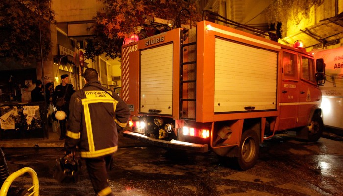 Αναστάτωση στο Ηράκλειο από πυρκαγιά σε σταθμευμένο αυτοκίνητο σε πυλωτή πολυκατοικίας